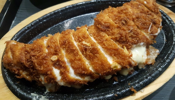  점심메뉴추천, 바삭함이 살아있는 홍익돈까스 김치치즈롤