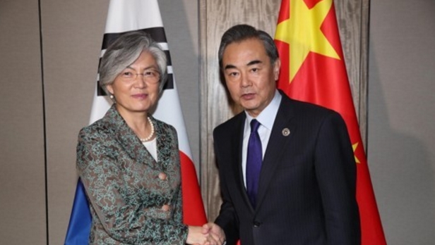 <b>왕이</b> "사드결정 양국관계에 찬물"…<b>강경화</b> "소통으로 풀어야"