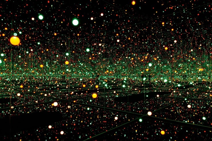 Yayoi Kusama, Fireflies on the Water, 2002. 