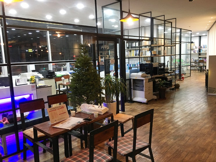 파란직업전문학교 - 언제나 열려있는 공간, 교무실과 행정실 전경입니다. 파란직업전문학교 - 언제나 열려있는 공간, 교무실과 행정실 전경입니다.
