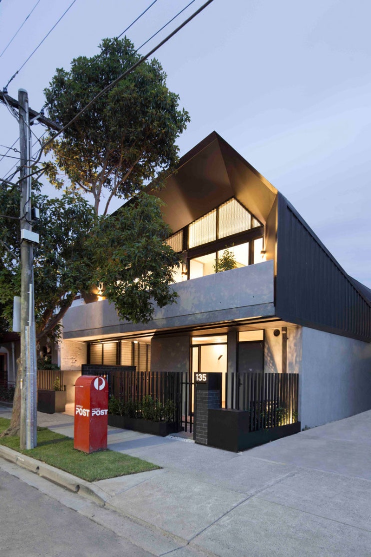 독특한 지붕구조와 처마가 되는 발코니의 작은 집 소형 단독주택 건축