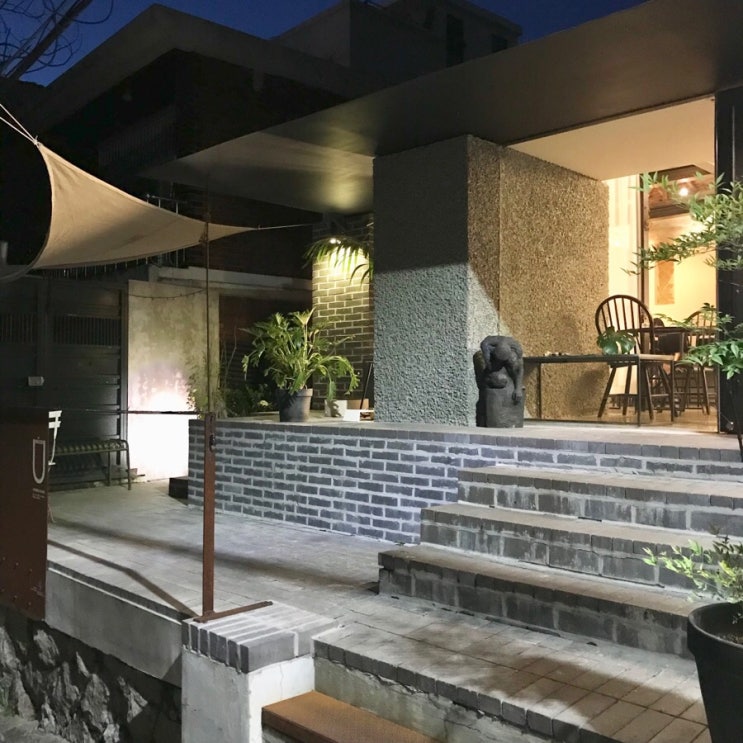 연남동 카페거리 조용하고 분위기 있는 카페 우니쿠스(UNICUS) 연남동 카페거리 조용하고 분위기 있는 카페 우니쿠스(UNICUS)