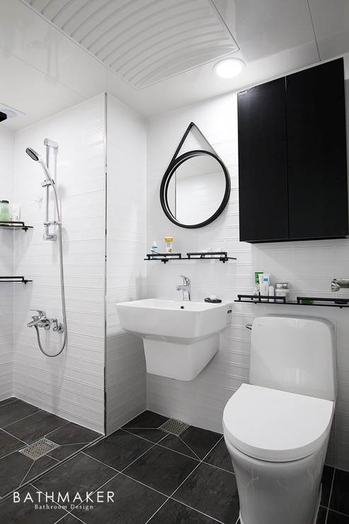 화이트와 블랙 디자인 영등포 푸르지오 아파트 욕실 인테리어, 화이트 타일 시공, 블랙 욕실 수납장, 욕실 타일 시공