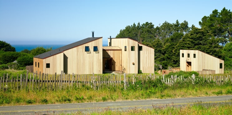 경사형 쉐이드지붕 조합의 네츄럴스타일 모던 모듈러주택 건축