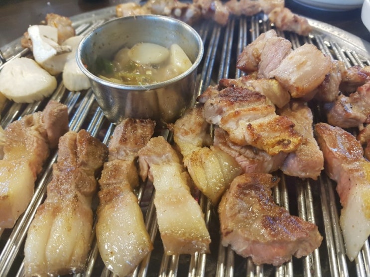 참숯에 먹어 더욱 맛있는 제주중문흑돼지맛집 중문흑돼지