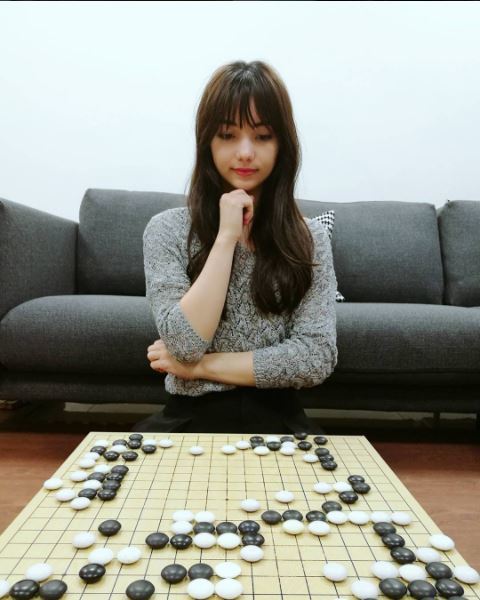  중국프로기사에 입단한 대만의 ‘반상의 요정’ 헤이자자 [在中国大陆成为职业棋手台湾的 “棋盘精灵”黑嘉嘉] 