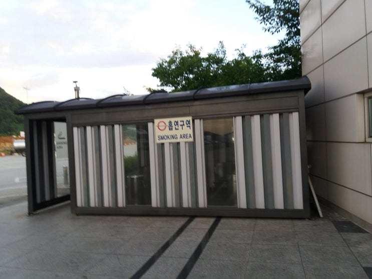  금연아파트 만들려면 흡연장소 잘 만들어 주어야 한다.