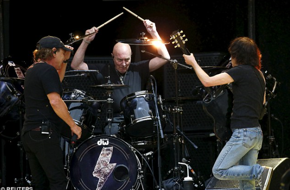  AC/DC - Stiff Upper Lip