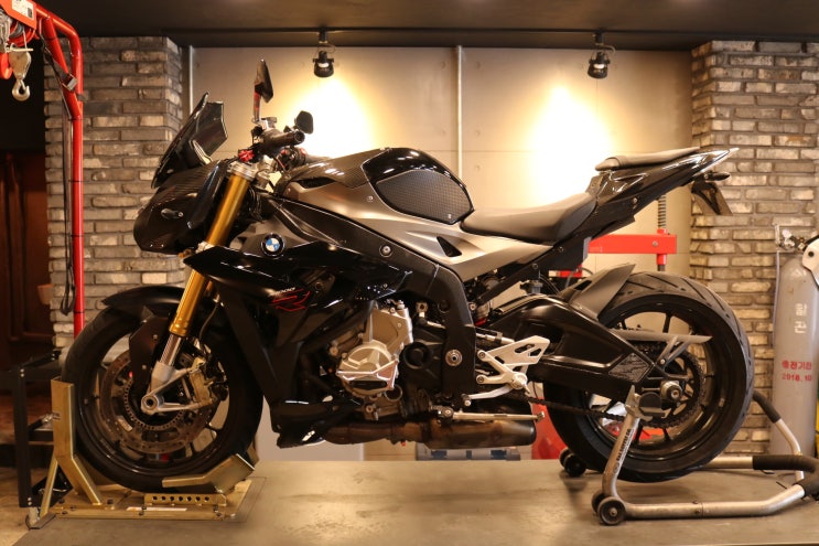  2015년식 BMW S1000R 저먼아이 2채널 블랙박스 장착 및 유리막 코팅 - [바이킹넷 대전점 길스개러지]