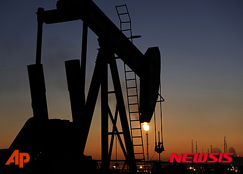 국제유가, 美텍사스 정유공장 재가동•감산합의 재연장 논의에 급등 WTI 2.9%↑, 브렌트유 2%↑, 휘발유 2.8%↓ 국제유가, 美텍사스 정유공장 재가동•감산합의 재연장 논의에 급등 WTI 2.9%↑, 브렌트유 2%↑, 휘발유 2.8%↓