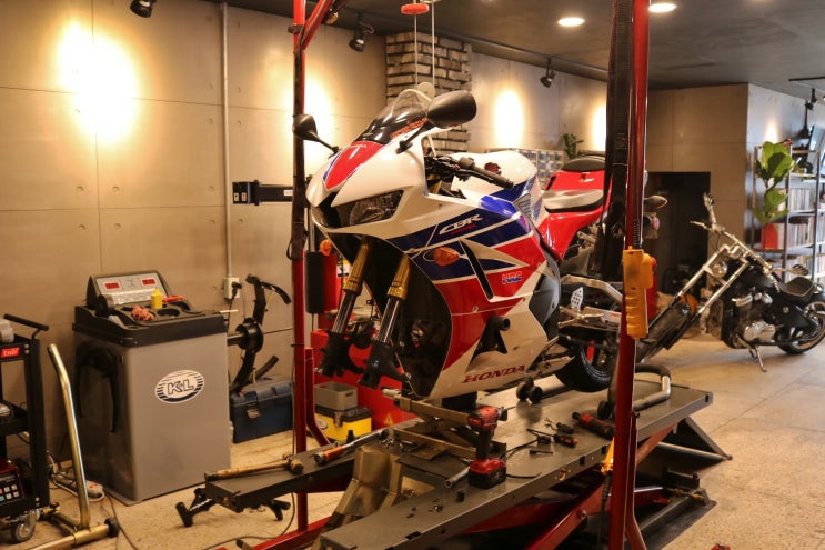  2015년식 HONDA CBR600RR (병행) 비상등 장착 및 엔진오일 교환 - [바이킹넷 대전점 길스개러지]