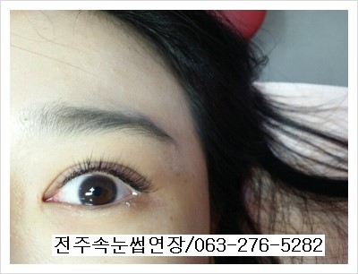  전주속눈썹연장으로 반짝거리는 인형속눈썹
