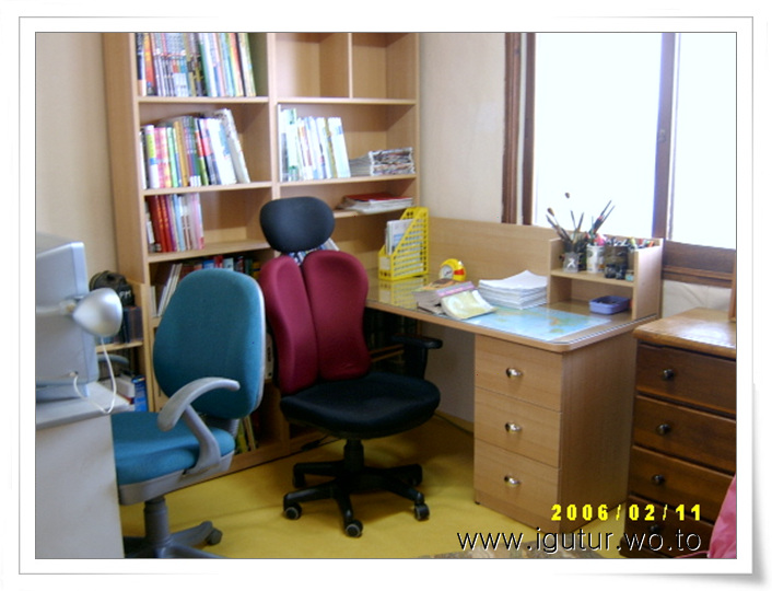  2006/02/17 동생의 새책상과 나의 좁은 방