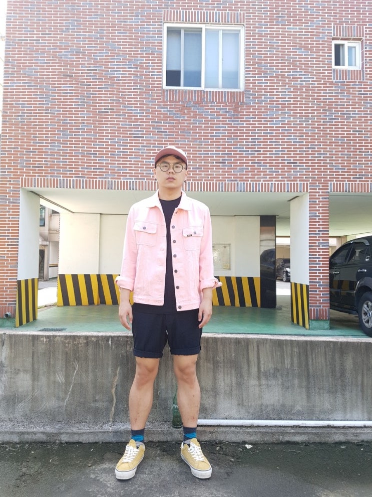  데일리룩 #69 슈프림 핑크 데님 트러커를 이용한 스트릿 룩 핑크 코디법