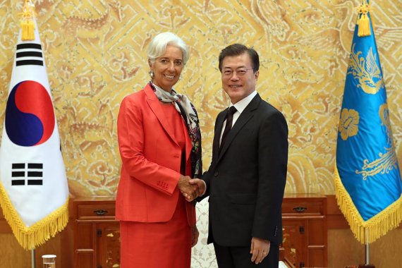 KJD / 라가르드 IMF 총재, 문 대통령과 한국 경제에 대해 대화 나눠