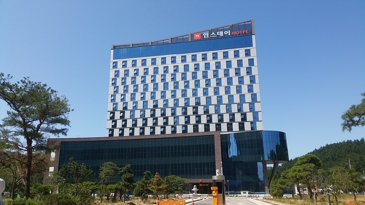  서산 관광 호텔 엠스테이 호텔 서산 외관 모습 가을 푸른하늘과 담은 모습