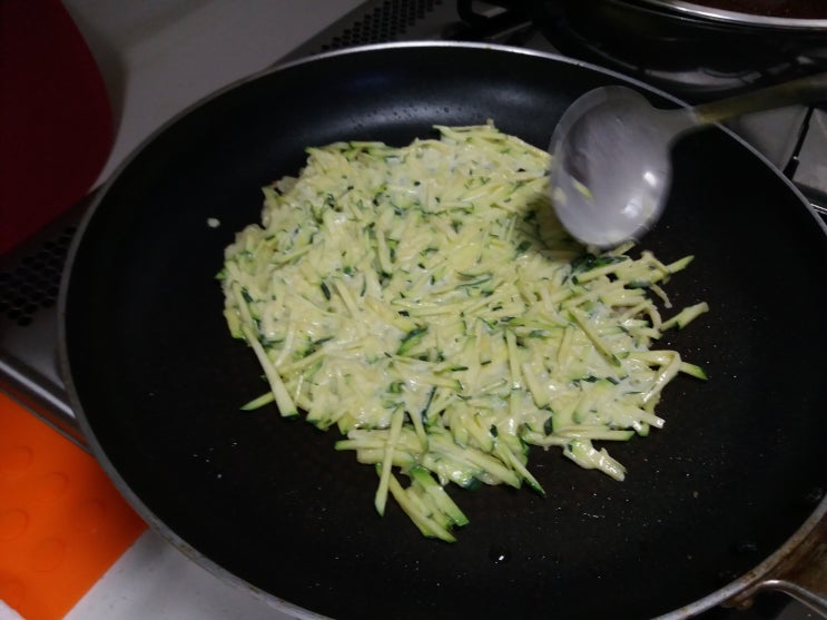  야식에 호박전 괜찮네요.