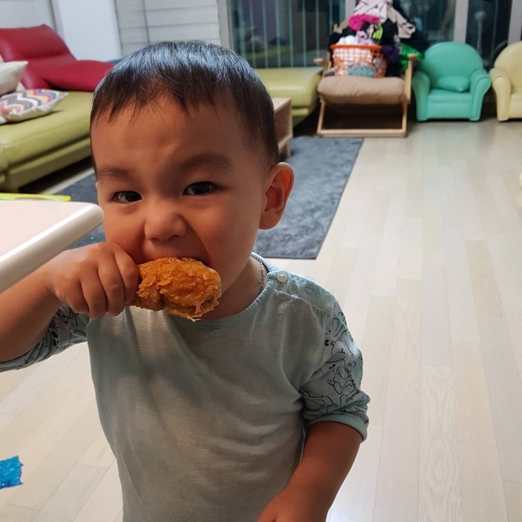 230일 남아 닭다리 통째 먹방 시도