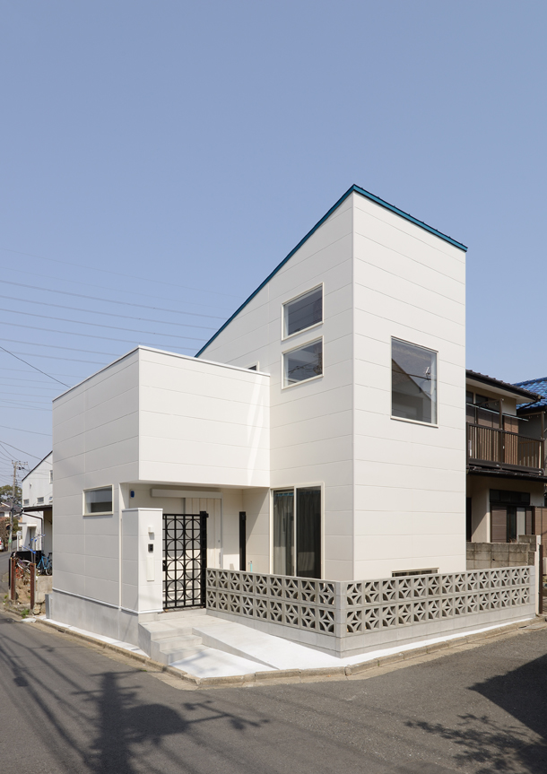 일자 경사지붕 구조 미니멀리즘주택 조합의 소형 협소주택 짓기