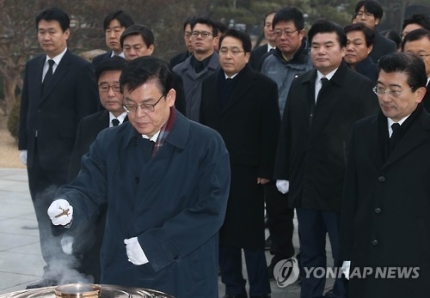 현충원서 엇갈린 <b>여야</b> 행보...야권 <b>지도부</b> DJ.YS 묘소만 참배