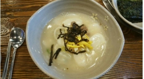  꼬꼬해에  떡꾹 먹꼬 한살 더 먹꼬