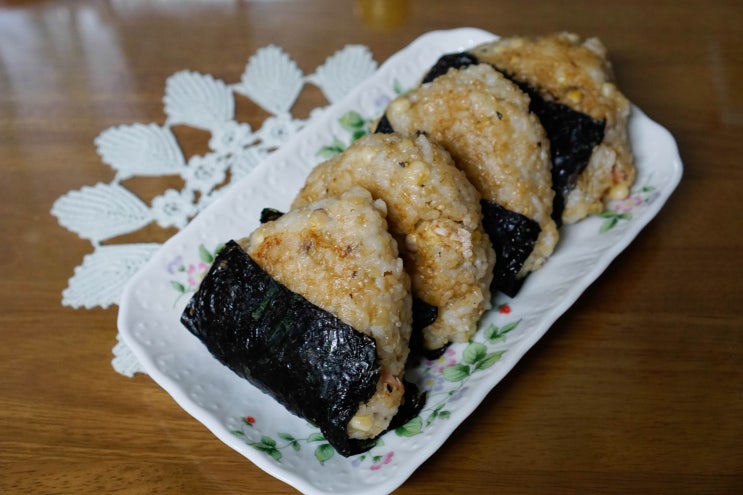  겨울에 생각나는 메뉴! 오뎅탕 + 연어 오니기리 (주먹밥)