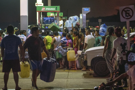 "트럼프 아닌 휘발유값이 멕시코 죽인다" 성난 군중들