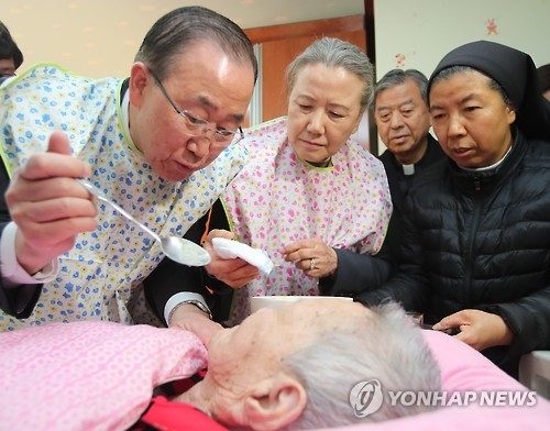 <b>반기문</b>, 누워있는 할머니 두고 본인이 턱받이..<b>정청래</b> ＂<b>반기문</b>... 