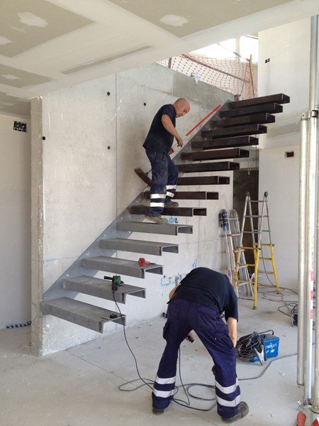 아름다운 계단 층간 외팔보 캔틸레버 구조 스타일의 계단실 시공 디테일