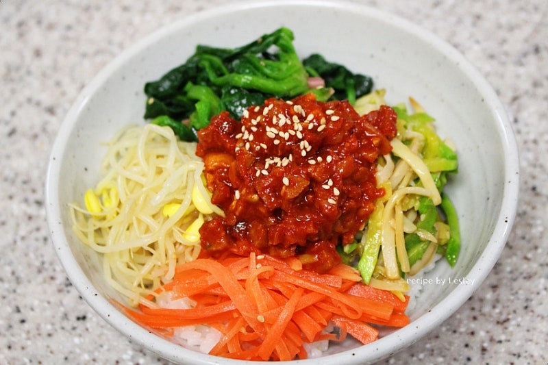 다채로운 재료들이 올라간 비빔밥 레시피 이미지 | Bibimbap recipe image with colorful ingredients