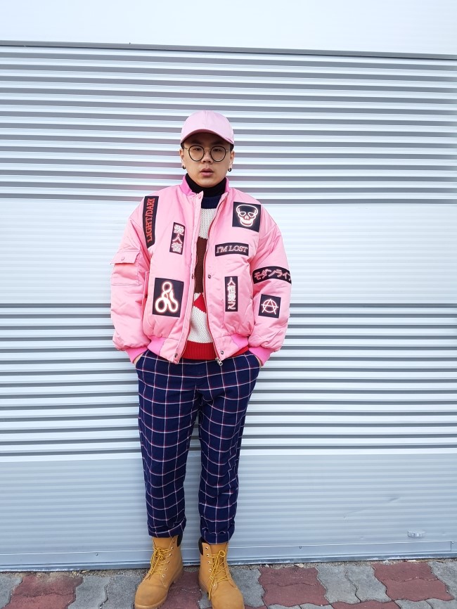  [데일리룩 #40] 패치 핑크점퍼 & 스트라이프 네이비 바지로 힙합스타일 코디하기