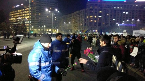 루마니아 승리 광장에서 대한민국 광화문 광장의 모습이 보였다. 루마니아 승리 광장에서 대한민국 광화문 광장의 모습이 보였다.