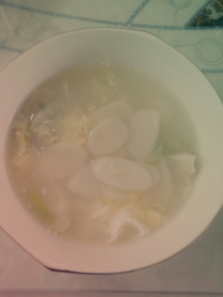  요리 초보자도 쉽게 만들 수 있는 아주 간단한 떡만둣국 레시피!