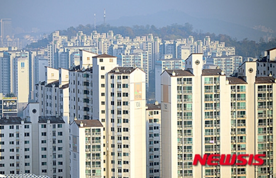목에 찬 전세값 ‘깡통’우려 확산…전세보장보험 9배 급증 - 잠재적 깡통전세 위험 300만 가구 추산…“지속적 가입자 늘 듯” 목에 찬 전세값 ‘깡통’우려 확산…전세보장보험 9배 급증 - 잠재적 깡통전세 위험 300만 가구 추산…“지속적 가입자 늘 듯”