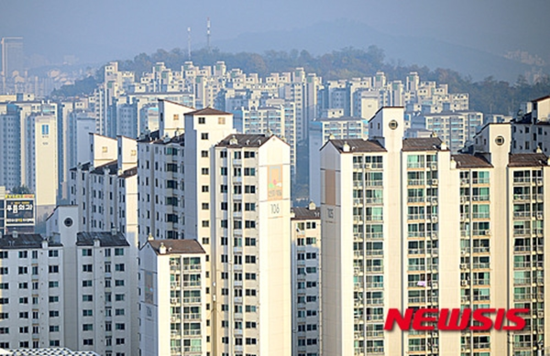 목에 찬 전세값 ‘깡통’우려 확산…전세보장보험 9배 급증 - 잠재적 깡통전세 위험 300만 가구 추산…“지속적 가입자 늘 듯”