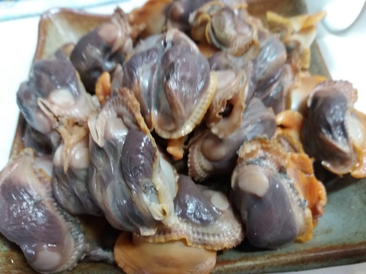  피조개 해감하고 무침 해서 먹었네요.