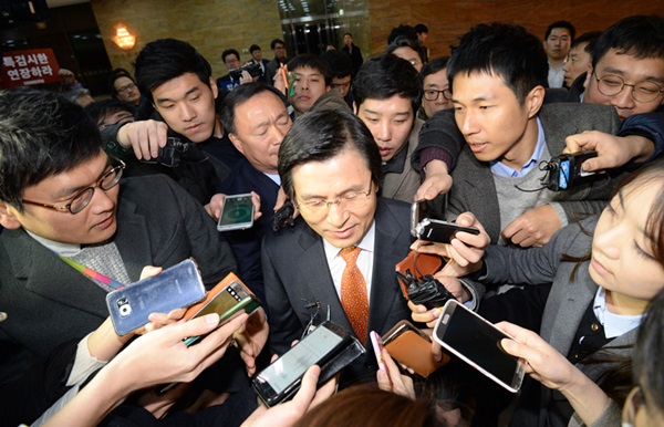 [뉴스포스트] 수사 연장 카드 꺼낸 특검, <b>압수수색</b> 내친 <b>황교안</b>... 