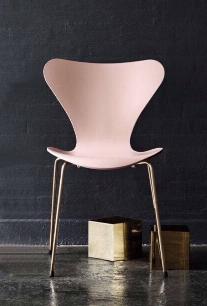 심플한 디자인이 돋보이는 덴마크 가구 프리츠한센 세븐체어Seven chair