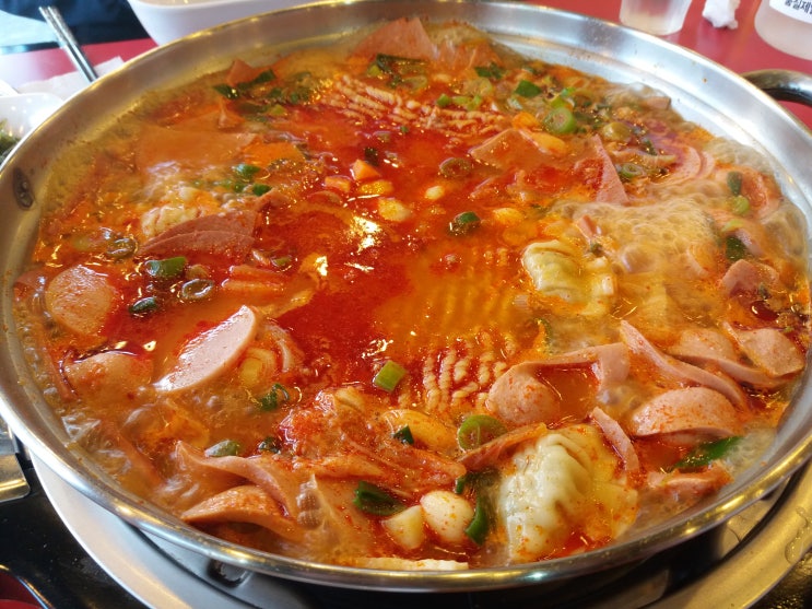  추운 겨울철 음식 부대찌개