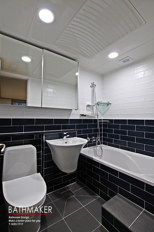 세련된 느낌의 화이트 네이비 투톤 컬러의 양주 고읍 현대아파트 욕실인테리어  30평대 아파트 욕실리모델링