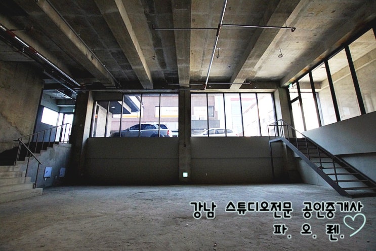 강남역 신축 스튜디오임대 - 층고6미터, 썬큰, 자연채광, 유동인구, 1층에서 바로 진입가능