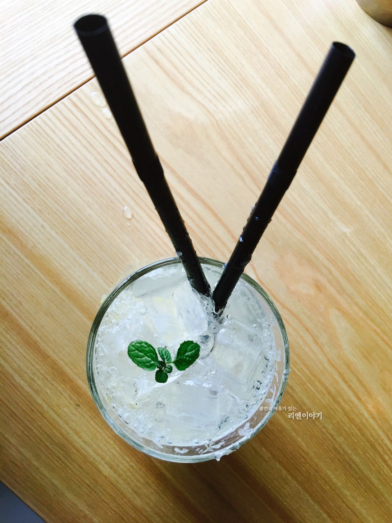 밝은 배경 속 달콤하고 반짝이는 딸기 배경화면 [39d2ca0088de4d3aa264] by Wallpaper HD |  WidgetClub, image size:800x1066