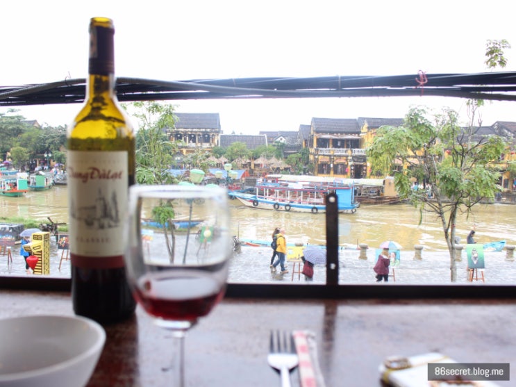 베트남 호이안여행 : 테라스있는 카페에서 와인한잔