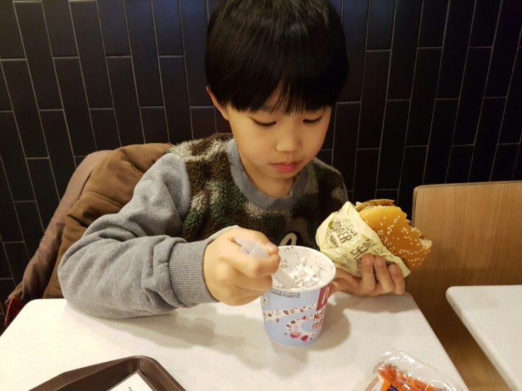  한끼 점심은 아들과 해피밀로 간단히 해결~