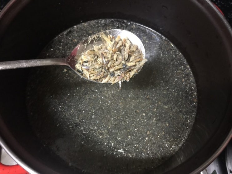  밥하기 귀찮아 떡만둣국 만들어 먹었네요