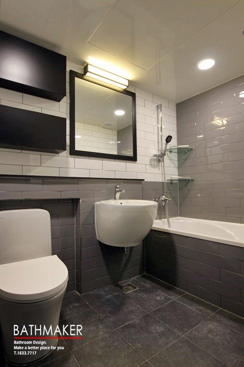 무채색 타일 욕실인테리어 화이트 그레이 투톤 컬러의 부천 송내 아파트 욕실리모델링