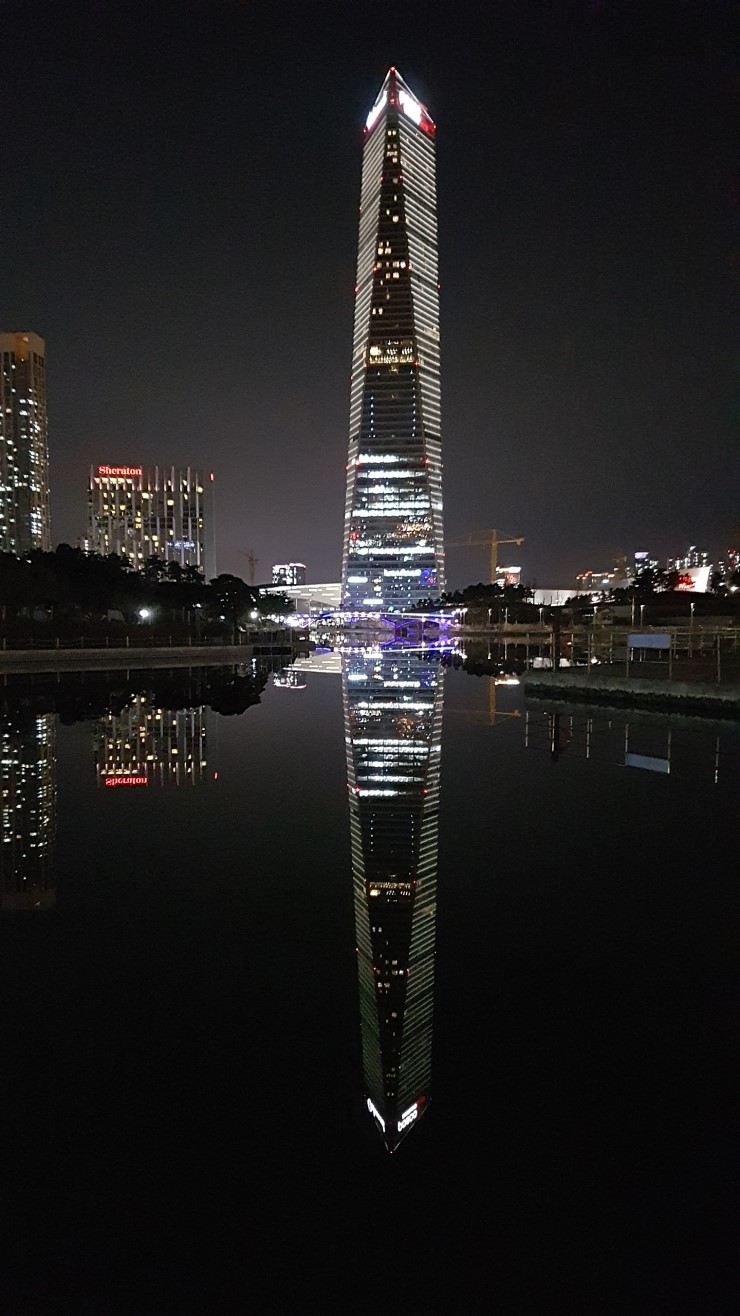  인천 송도 센트럴팤에 비친 니트타워