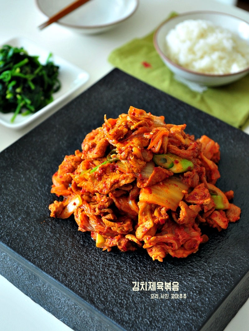 이 조합 무조건 밥도둑! 김치제육볶음 만드는 법(+영상)