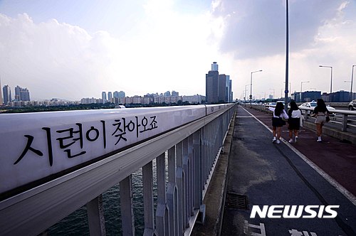 감사의 눈물, 되살아난 악몽...자살보험금 파동이 들춰낸 '상처'