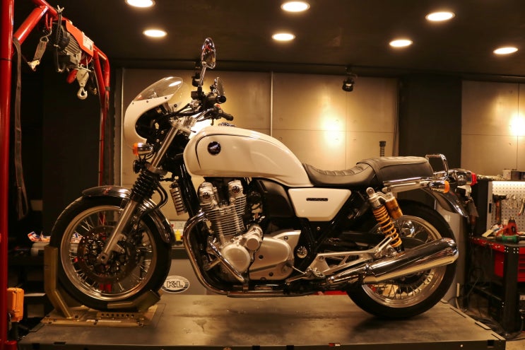  15` CB1100EX 아웃텍스 튜브리스킷 장착 - [바이킹넷 대전점 길스개러지]